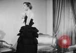 Standbild fashion show Rom Italien, 1957, aus Sekunde 49 historischem Filmmaterial Videoclip 65675070385