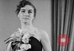 Standbild fashion show Rom Italien, 1957, aus Sekunde 51 historischem Filmmaterial Videoclip 65675070385