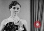 Standbild fashion show Rom Italien, 1957, aus Sekunde 52 historischem Filmmaterial Videoclip 65675070385