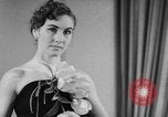 Standbild fashion show Rom Italien, 1957, aus Sekunde 53 historischem Filmmaterial Videoclip 65675070385