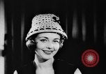 Standbild britische Modelle Vereinigtes Königreich, 1957, aus Sekunde 23 historischem Filmmaterial Videoclip 65675070392