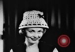 Standbild britische Modelle Vereinigtes Königreich, 1957, aus Sekunde 25 historischem Filmmaterial Videoclip 65675070392