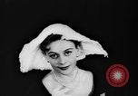 Standbild britische Modelle Vereinigtes Königreich, 1957, aus Sekunde 27 historischem Filmmaterial Videoclip 65675070392