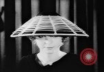 Standbild britische Modelle Vereinigtes Königreich, 1957, aus Sekunde 37 historischem Filmmaterial Videoclip 65675070392