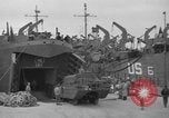 Immagine di Sbarco Nave cisterna Teatro europeo, 1944, secondo 39 filmato di repertorio 65675070457