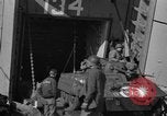Immagine di Sbarco Nave cisterna Regno Unito, 1944, secondo 45 filmato di repertorio 65675070458