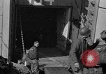 Immagine di Sbarco Nave cisterna Regno Unito, 1944, secondo 48 filmato di repertorio 65675070458