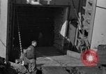 Immagine di Sbarco Nave cisterna Regno Unito, 1944, secondo 49 filmato di repertorio 65675070458