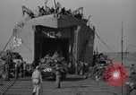Immagine di Sbarco Nave cisterna Regno Unito, 1944, secondo 50 filmato di repertorio 65675070458