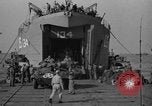 Immagine di Sbarco Nave cisterna Regno Unito, 1944, secondo 51 filmato di repertorio 65675070458
