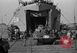 Immagine di Sbarco Nave cisterna Regno Unito, 1944, secondo 59 filmato di repertorio 65675070458