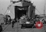 Immagine di Sbarco Nave cisterna Regno Unito, 1944, secondo 60 filmato di repertorio 65675070458