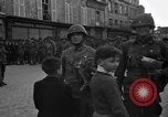 Standbild 101st Airborne Division Carentan Frankreich, 1944, aus Sekunde 56 historischem Filmmaterial Videoclip 65675070461