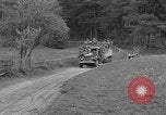 Standbild US-Truppen verschieben durch Dörfer und Unter-Diessen Oberdiessen Bava Unter-Diessen Deutschland, 1945, aus Sekunde 13 historischem Filmmaterial Videoclip 65675070469