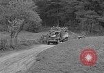Standbild US-Truppen verschieben durch Dörfer und Unter-Diessen Oberdiessen Bava Unter-Diessen Deutschland, 1945, aus Sekunde 15 historischem Filmmaterial Videoclip 65675070469