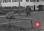 Standbild US-Truppen verschieben durch Dörfer und Unter-Diessen Oberdiessen Bava Unter-Diessen Deutschland, 1945, aus Sekunde 19 historischem Filmmaterial Videoclip 65675070469