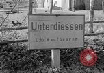 Standbild US-Truppen verschieben durch Dörfer und Unter-Diessen Oberdiessen Bava Unter-Diessen Deutschland, 1945, aus Sekunde 20 historischem Filmmaterial Videoclip 65675070469