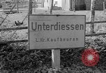 Standbild US-Truppen verschieben durch Dörfer und Unter-Diessen Oberdiessen Bava Unter-Diessen Deutschland, 1945, aus Sekunde 21 historischem Filmmaterial Videoclip 65675070469