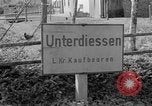 Standbild US-Truppen verschieben durch Dörfer und Unter-Diessen Oberdiessen Bava Unter-Diessen Deutschland, 1945, aus Sekunde 22 historischem Filmmaterial Videoclip 65675070469