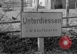 Standbild US-Truppen verschieben durch Dörfer und Unter-Diessen Oberdiessen Bava Unter-Diessen Deutschland, 1945, aus Sekunde 23 historischem Filmmaterial Videoclip 65675070469