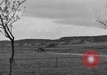 Standbild US-Truppen verschieben durch Dörfer und Unter-Diessen Oberdiessen Bava Unter-Diessen Deutschland, 1945, aus Sekunde 26 historischem Filmmaterial Videoclip 65675070469