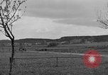 Standbild US-Truppen verschieben durch Dörfer und Unter-Diessen Oberdiessen Bava Unter-Diessen Deutschland, 1945, aus Sekunde 27 historischem Filmmaterial Videoclip 65675070469
