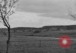 Standbild US-Truppen verschieben durch Dörfer und Unter-Diessen Oberdiessen Bava Unter-Diessen Deutschland, 1945, aus Sekunde 28 historischem Filmmaterial Videoclip 65675070469