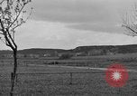 Standbild US-Truppen verschieben durch Dörfer und Unter-Diessen Oberdiessen Bava Unter-Diessen Deutschland, 1945, aus Sekunde 29 historischem Filmmaterial Videoclip 65675070469