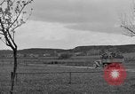 Standbild US-Truppen verschieben durch Dörfer und Unter-Diessen Oberdiessen Bava Unter-Diessen Deutschland, 1945, aus Sekunde 31 historischem Filmmaterial Videoclip 65675070469
