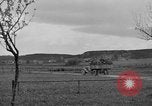 Standbild US-Truppen verschieben durch Dörfer und Unter-Diessen Oberdiessen Bava Unter-Diessen Deutschland, 1945, aus Sekunde 32 historischem Filmmaterial Videoclip 65675070469