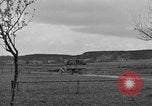 Standbild US-Truppen verschieben durch Dörfer und Unter-Diessen Oberdiessen Bava Unter-Diessen Deutschland, 1945, aus Sekunde 33 historischem Filmmaterial Videoclip 65675070469