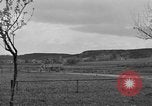 Standbild US-Truppen verschieben durch Dörfer und Unter-Diessen Oberdiessen Bava Unter-Diessen Deutschland, 1945, aus Sekunde 34 historischem Filmmaterial Videoclip 65675070469