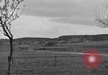 Standbild US-Truppen verschieben durch Dörfer und Unter-Diessen Oberdiessen Bava Unter-Diessen Deutschland, 1945, aus Sekunde 35 historischem Filmmaterial Videoclip 65675070469