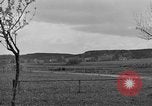 Standbild US-Truppen verschieben durch Dörfer und Unter-Diessen Oberdiessen Bava Unter-Diessen Deutschland, 1945, aus Sekunde 36 historischem Filmmaterial Videoclip 65675070469