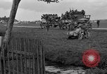 Standbild US-Truppen verschieben durch Dörfer und Unter-Diessen Oberdiessen Bava Unter-Diessen Deutschland, 1945, aus Sekunde 40 historischem Filmmaterial Videoclip 65675070469