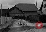 Standbild US-Truppen verschieben durch Dörfer und Unter-Diessen Oberdiessen Bava Unter-Diessen Deutschland, 1945, aus Sekunde 49 historischem Filmmaterial Videoclip 65675070469