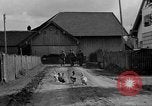 Standbild US-Truppen verschieben durch Dörfer und Unter-Diessen Oberdiessen Bava Unter-Diessen Deutschland, 1945, aus Sekunde 50 historischem Filmmaterial Videoclip 65675070469
