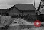 Standbild US-Truppen verschieben durch Dörfer und Unter-Diessen Oberdiessen Bava Unter-Diessen Deutschland, 1945, aus Sekunde 51 historischem Filmmaterial Videoclip 65675070469