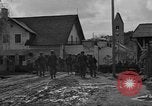 Standbild US-Truppen verschieben durch Dörfer und Unter-Diessen Oberdiessen Bava Unter-Diessen Deutschland, 1945, aus Sekunde 52 historischem Filmmaterial Videoclip 65675070469