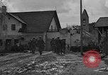 Standbild US-Truppen verschieben durch Dörfer und Unter-Diessen Oberdiessen Bava Unter-Diessen Deutschland, 1945, aus Sekunde 53 historischem Filmmaterial Videoclip 65675070469