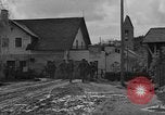 Standbild US-Truppen verschieben durch Dörfer und Unter-Diessen Oberdiessen Bava Unter-Diessen Deutschland, 1945, aus Sekunde 56 historischem Filmmaterial Videoclip 65675070469