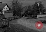 Standbild US-Truppen verschieben durch Dörfer und Unter-Diessen Oberdiessen Bava Unter-Diessen Deutschland, 1945, aus Sekunde 57 historischem Filmmaterial Videoclip 65675070469