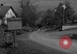 Standbild US-Truppen verschieben durch Dörfer und Unter-Diessen Oberdiessen Bava Unter-Diessen Deutschland, 1945, aus Sekunde 58 historischem Filmmaterial Videoclip 65675070469