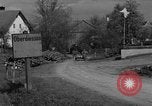 Standbild US-Truppen verschieben durch Dörfer und Unter-Diessen Oberdiessen Bava Unter-Diessen Deutschland, 1945, aus Sekunde 60 historischem Filmmaterial Videoclip 65675070469