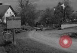 Standbild US-Truppen verschieben durch Dörfer und Unter-Diessen Oberdiessen Bava Unter-Diessen Deutschland, 1945, aus Sekunde 61 historischem Filmmaterial Videoclip 65675070469