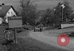Standbild US-Truppen verschieben durch Dörfer und Unter-Diessen Oberdiessen Bava Unter-Diessen Deutschland, 1945, aus Sekunde 62 historischem Filmmaterial Videoclip 65675070469