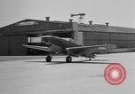 Standbild neue Curtiss P-40 Flugzeuge Buffalo New York  United States USA, 1942, aus Sekunde 31 historischem Filmmaterial Videoclip 65675070472