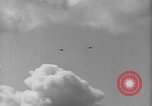 Image P-40 Tomahawk avions champ buzz Buffalo New York  United States USA, 1942, de la seconde 12 séquences d'archives historiques vidéo 65675070476