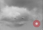 Image P-40 Tomahawk avions champ buzz Buffalo New York  United States USA, 1942, de la seconde 18 séquences d'archives historiques vidéo 65675070476