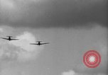 Image P-40 Tomahawk avions champ buzz Buffalo New York  United States USA, 1942, de la seconde 26 séquences d'archives historiques vidéo 65675070476